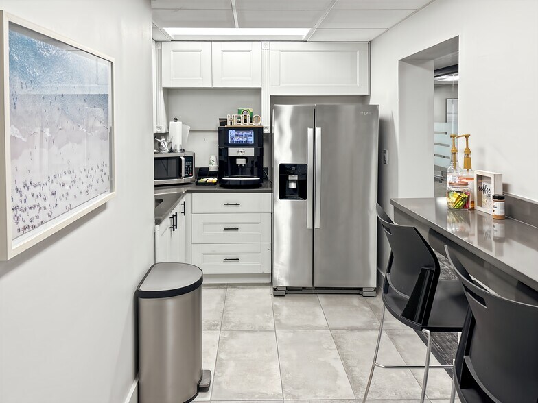 More Photos Of 6821 N Southpoint Dr, Jacksonville Coworking Space