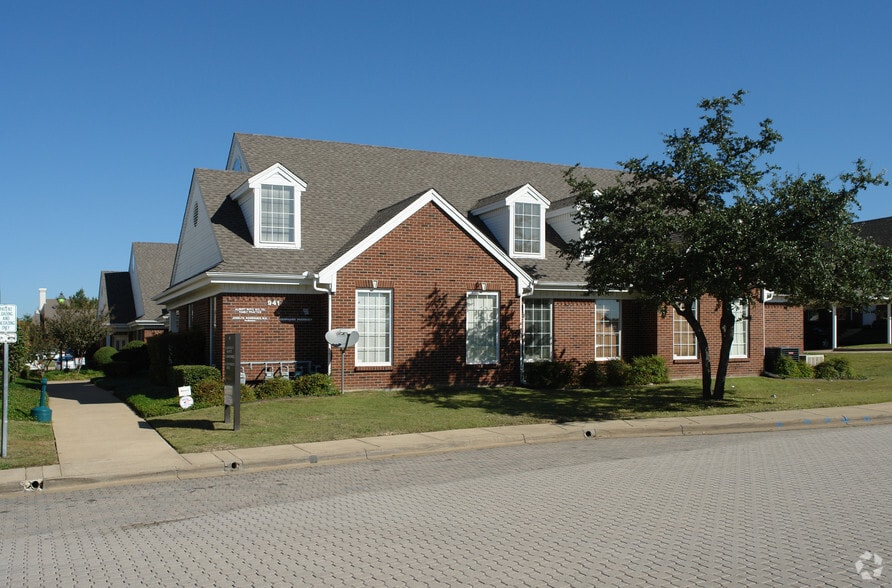 More Photos Of 951 York Dr, DeSoto Medical For Lease