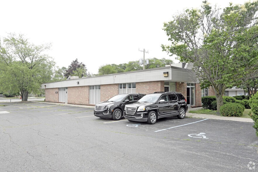 Primary Photo Of 23030 Mooney St, Farmington Medical For Lease
