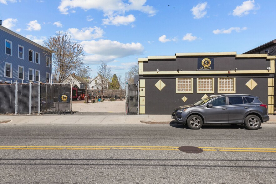 More Photos Of 727 Cranston St, Providence Bar For Sale
