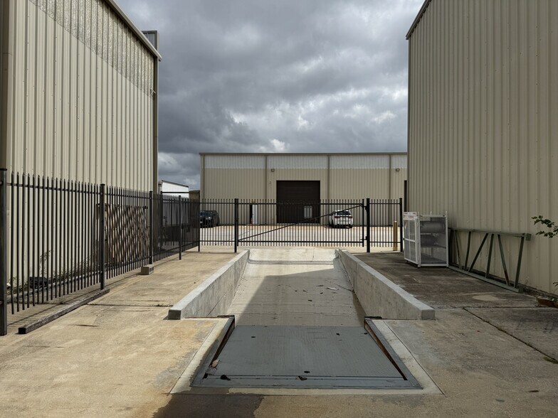 More Photos Of 6834 Bourgeois Rd, Houston Industrial For Lease