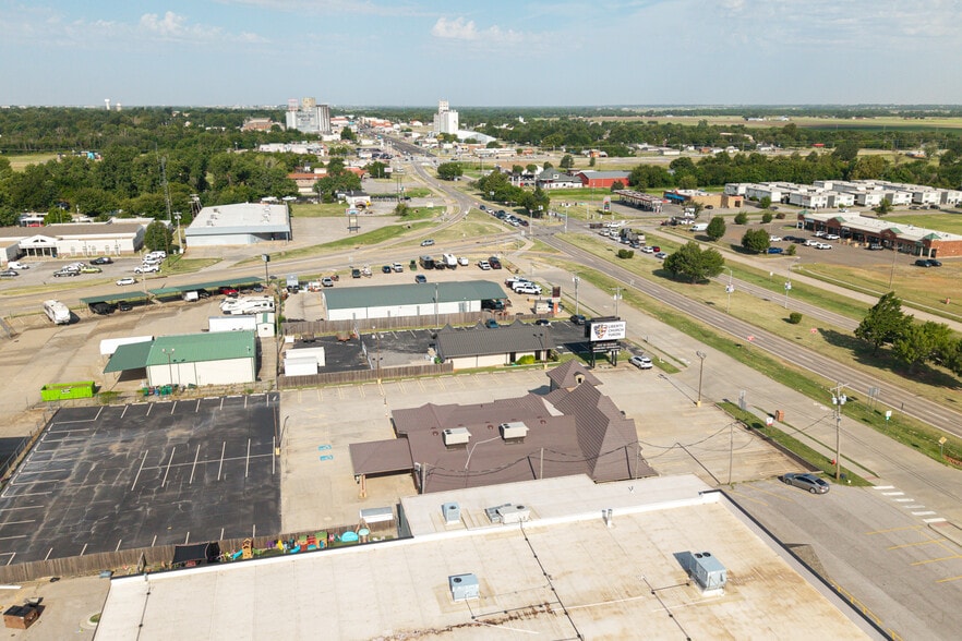 More Photos Of 450 E Main St, Yukon Religious Facility For Sale
