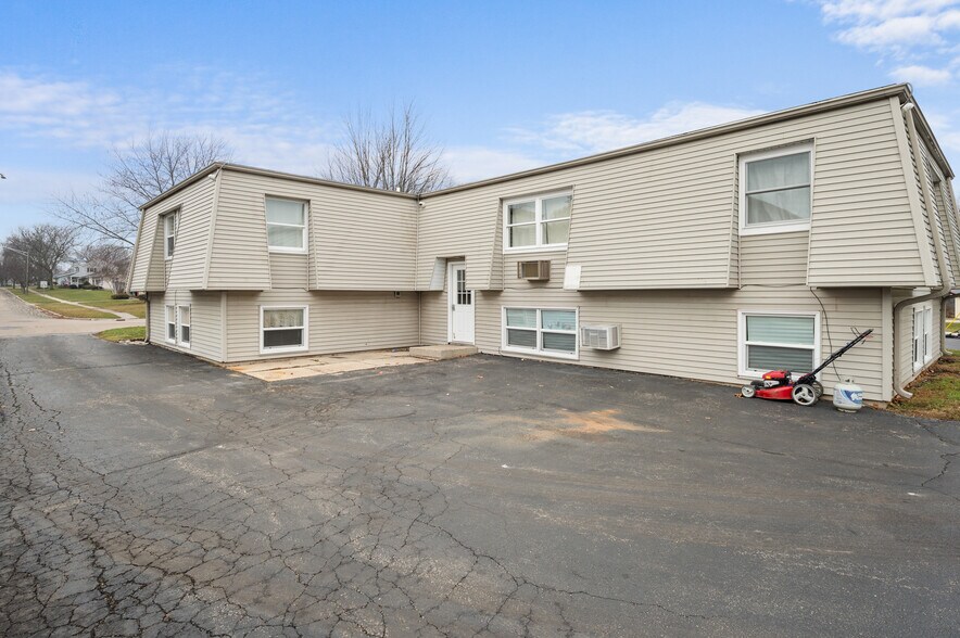 More Photos Of 1066 S Cross St, Sycamore Apartments For Sale