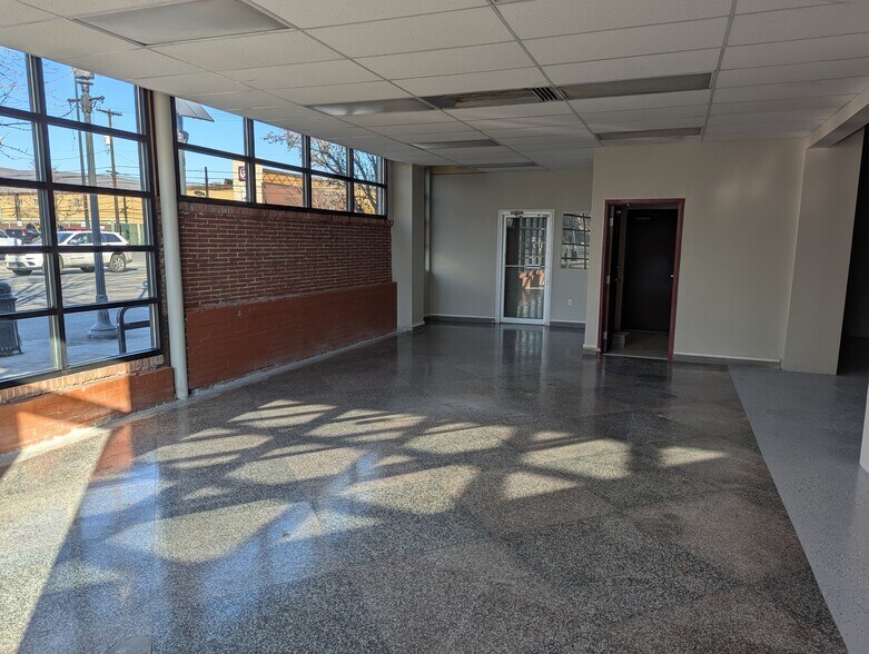 More Photos Of 602 E Yakima Ave, Yakima Storefront Retail Office For Lease