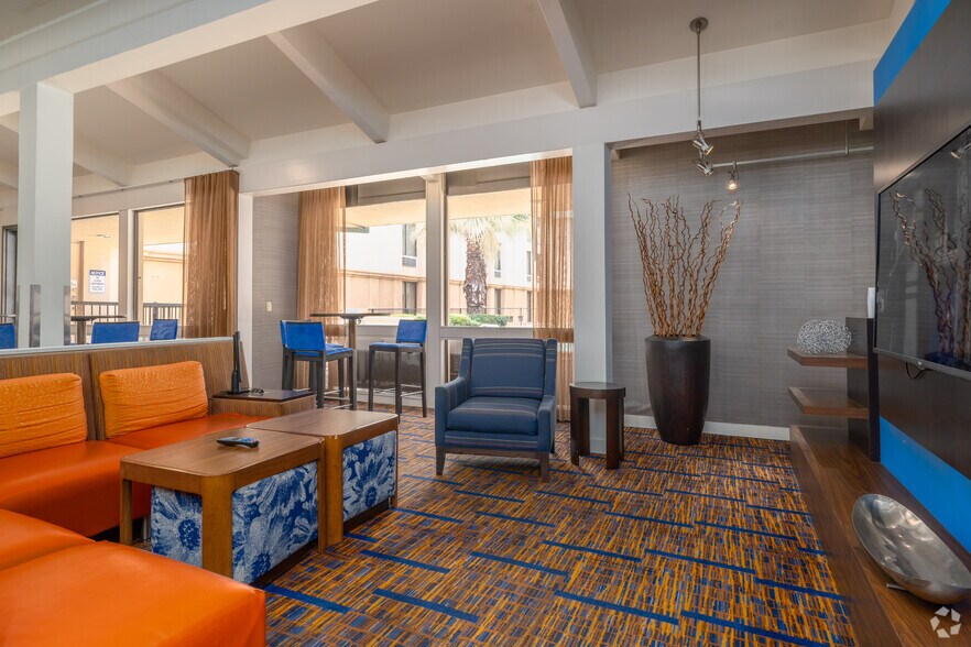 More Photos Of 2504 North Loop W, Houston Hotel For Sale