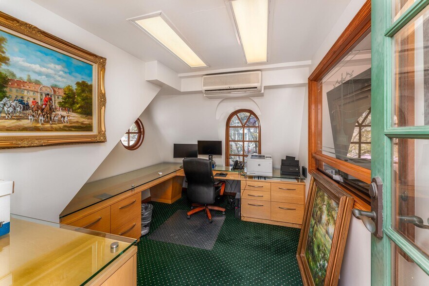 More Photos Of 8752 Holloway Dr, West Hollywood Office For Sale