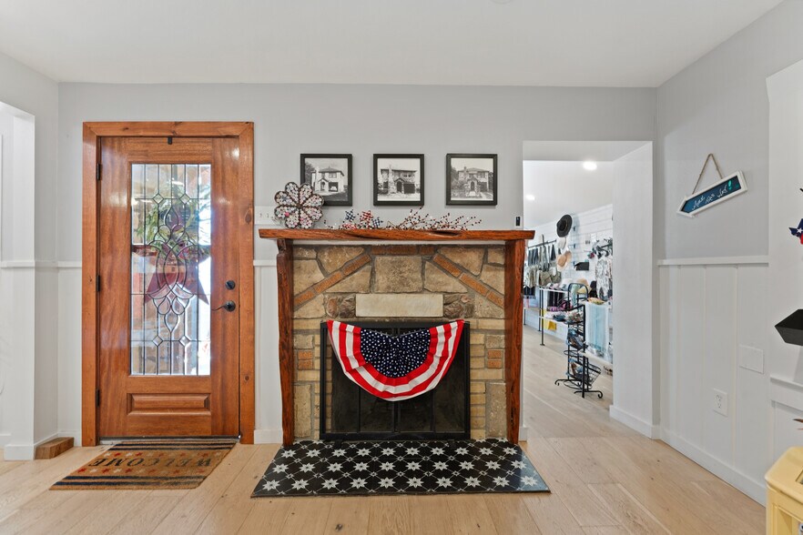 More Photos Of 310 Wimberley Sq, Wimberley Freestanding For Sale