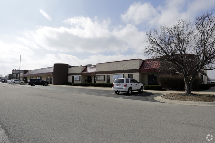 More Photos Of 8455 Castlewood Dr, Indianapolis Unknown For Lease