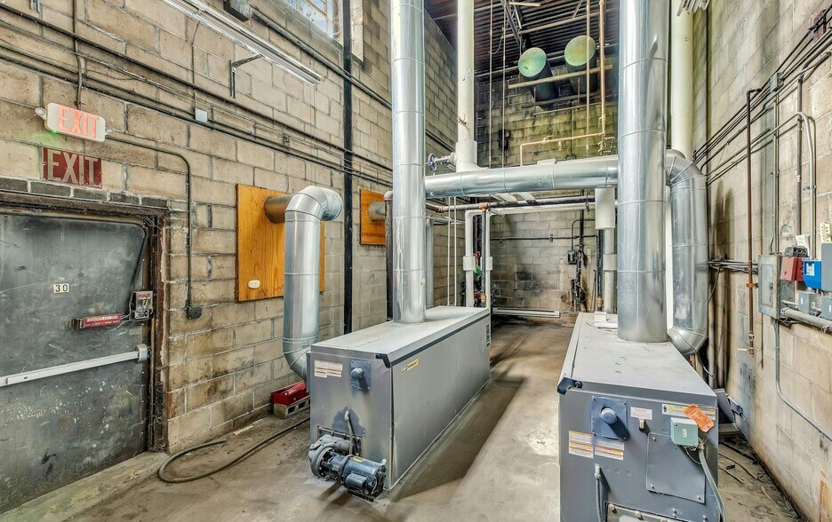 More Photos Of 45 Ranick Rd, Hauppauge Warehouse For Lease