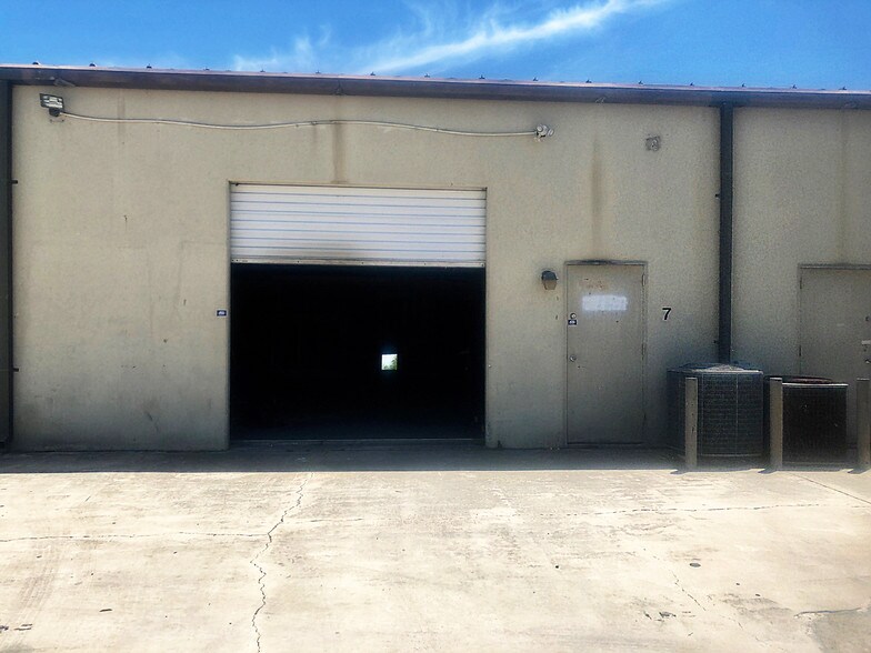 More Photos Of 10801-10817 Nacogdoches Rd, San Antonio Showroom For Lease
