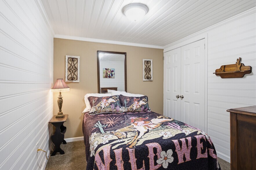 More Photos Of 10 S Side Sq, Cooper Freestanding For Sale