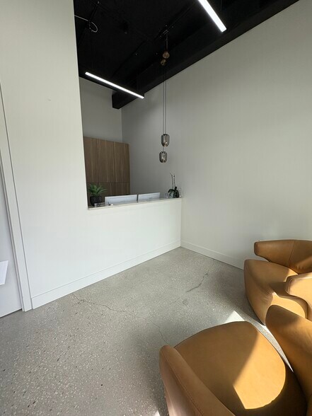 More Photos Of 429 N Lime Ave, Sarasota Freestanding For Lease