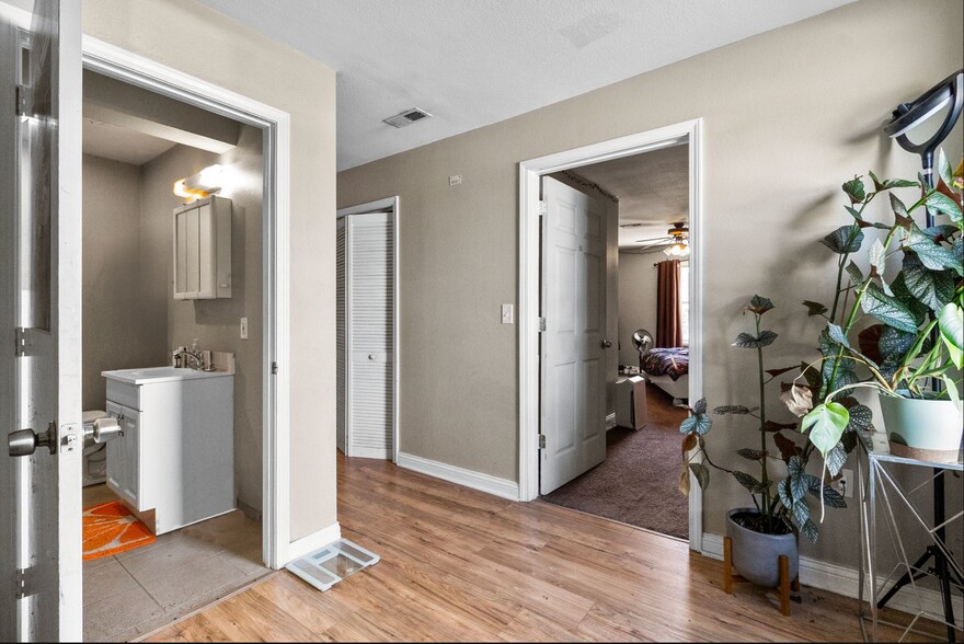 More Photos Of 1119-1123 Merriam Ln, Kansas City Office For Sale