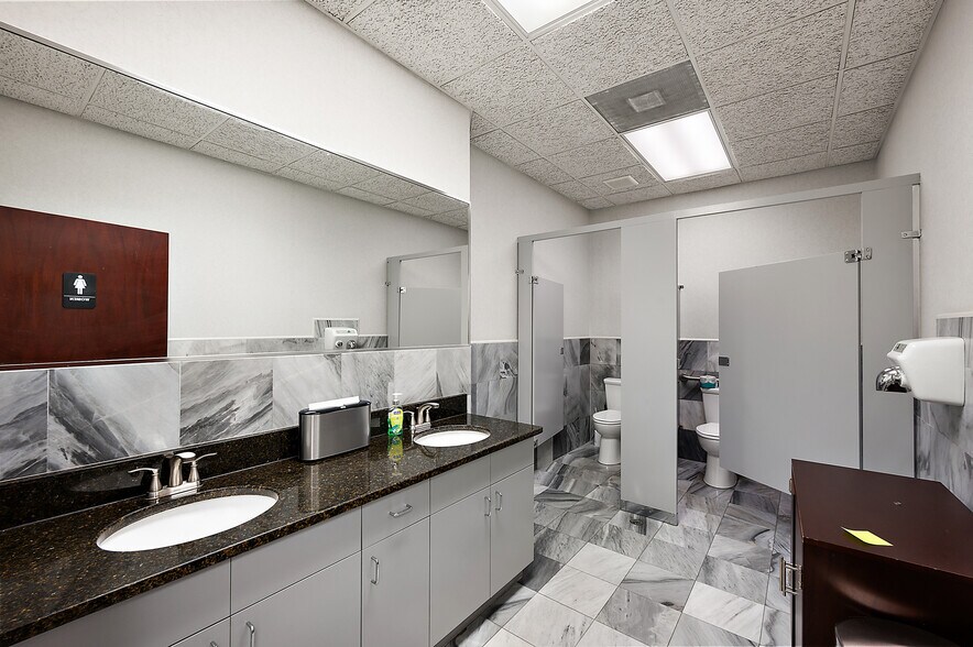 More Photos Of 33830 Harper Ave, Clinton Township Medical For Lease