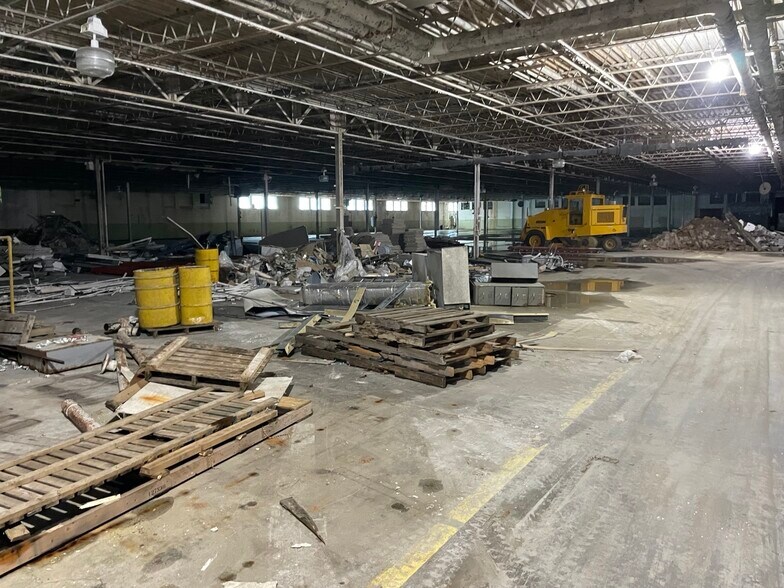 More Photos Of 606 Parkway Blvd, Two Rivers Warehouse For Sale