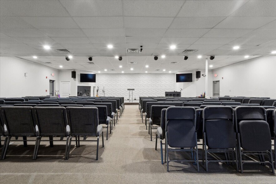 More Photos Of 14859 Warwick Blvd, Newport News Restaurant For Lease