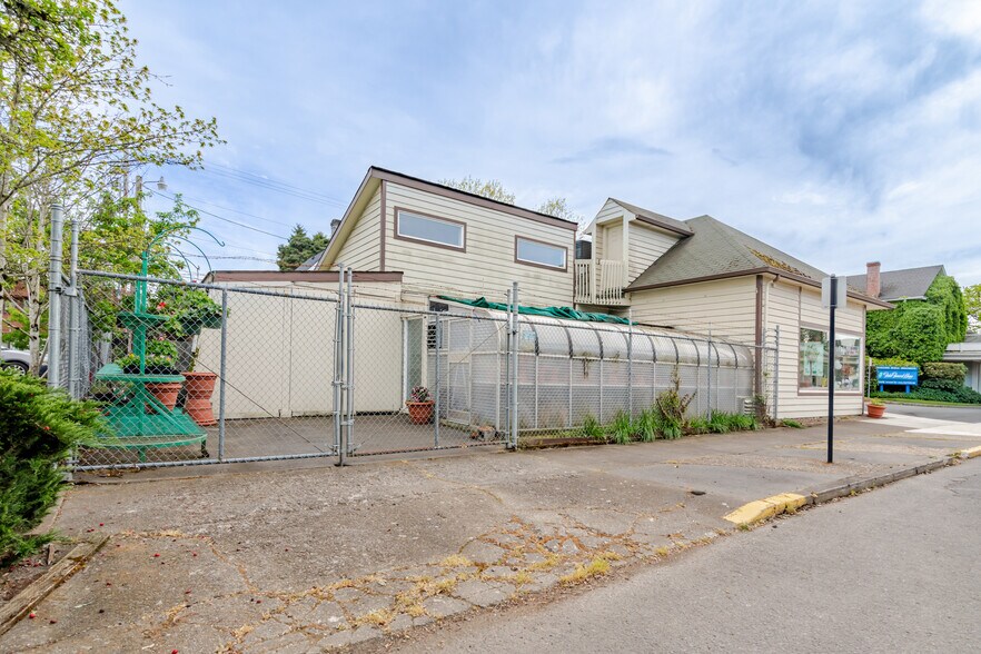 More Photos Of 305 Washington St SW, Albany Freestanding For Sale