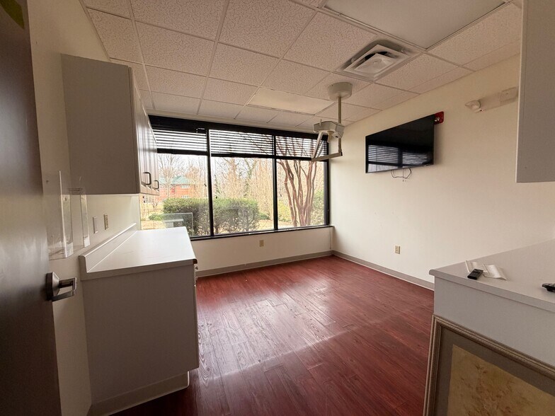 More Photos Of 1380 Eastchester Dr, High Point Medical For Lease