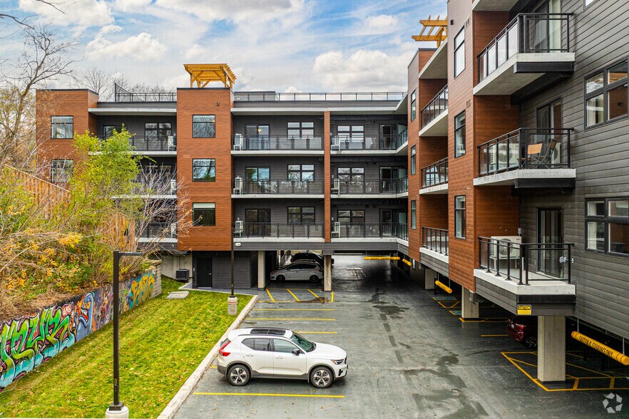 More Photos Of 16 Queen St W, Cambridge Apartments For Lease