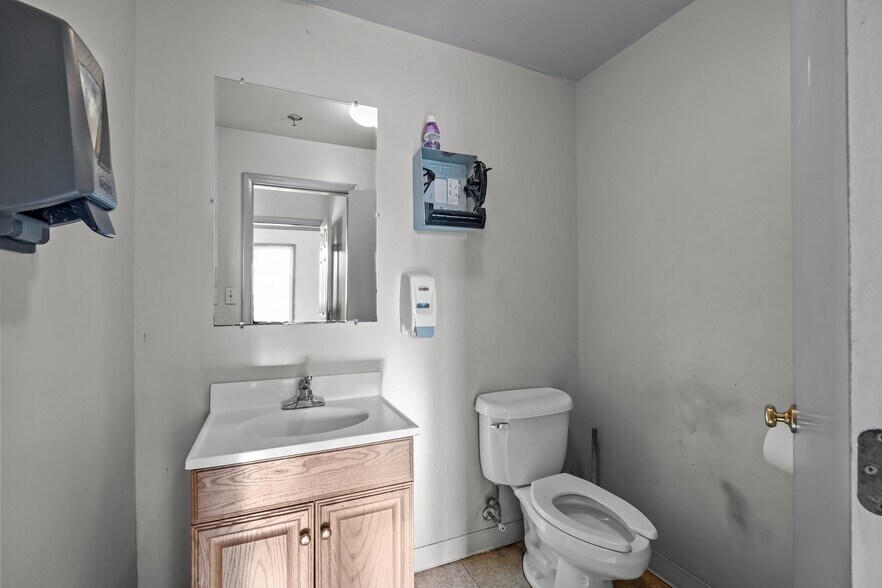 More Photos Of 1010 Spruce St, Lawrenceville Warehouse For Sale