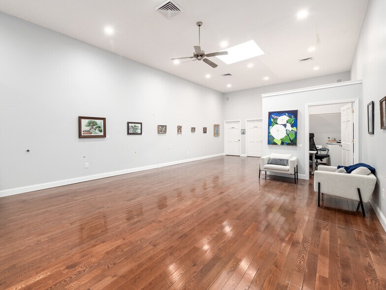 More Photos Of 24 S Main St, London Storefront Retail Office For Sale