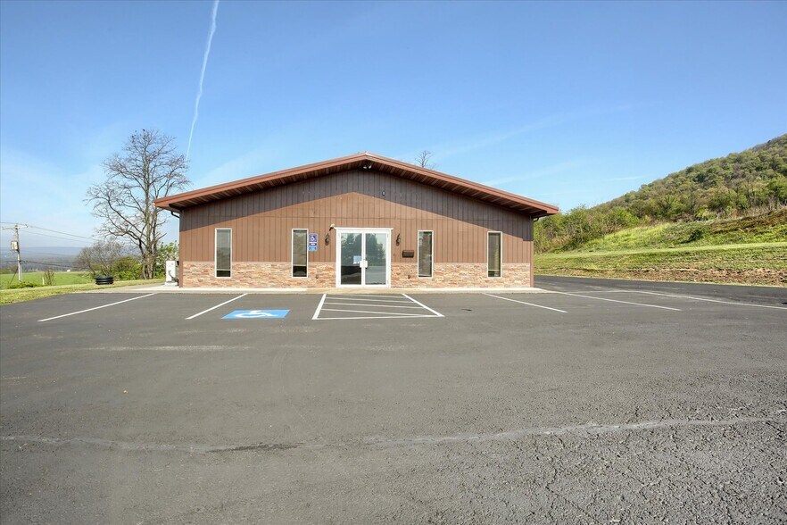 Primary Photo Of 55 W Shortcut Rd, Newport Loft Creative Space For Sale