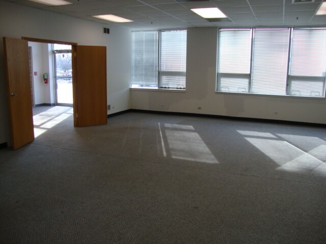 More Photos Of 1277 Naperville Dr, Romeoville Warehouse For Lease