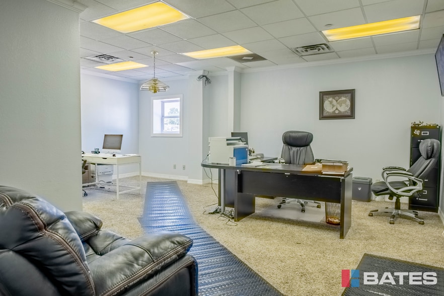 More Photos Of 1812 Garden Spring Dr, Dallas Warehouse For Sale