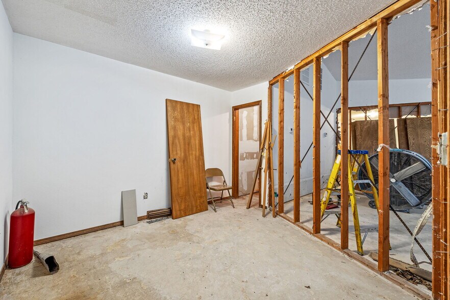 More Photos Of 115 N 8th St, Yukon Religious Facility For Sale