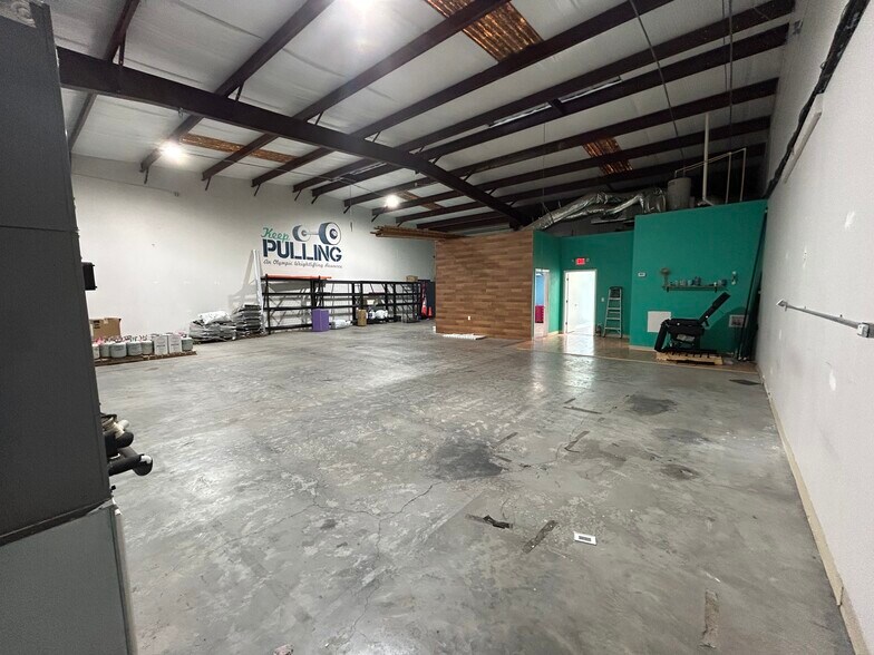 More Photos Of 2552-2558 Merchant Ave, Odessa Warehouse For Lease