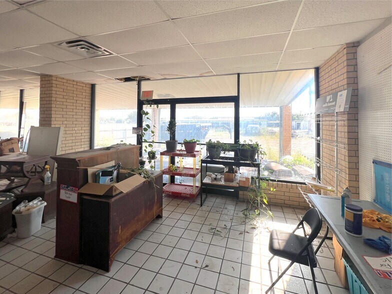 More Photos Of 209 S Country Club Rd, Anadarko Service Station For Sale