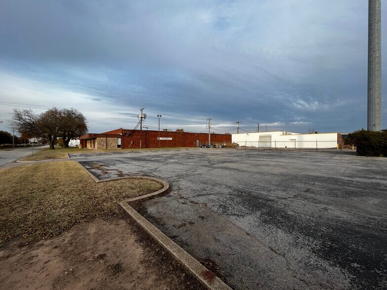 More Photos Of 2201 S Rosedale Ave, Tulsa Manufacturing For Sale
