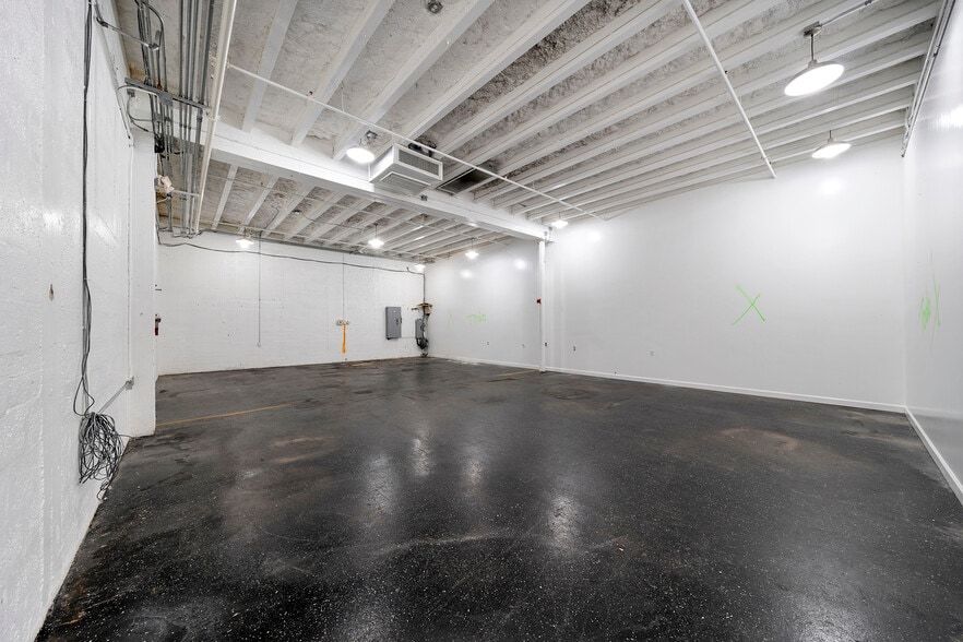 More Photos Of 2585 NW 21st Ter, Miami Warehouse For Lease