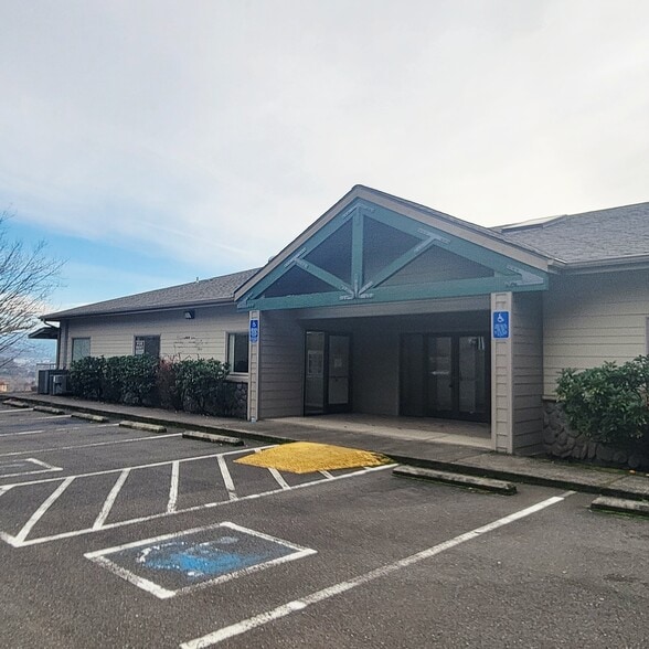 More Photos Of 2460 NW Troost St, Roseburg Medical For Lease