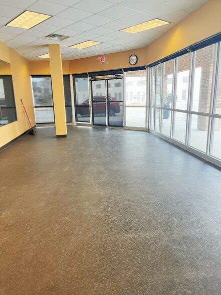 More Photos Of 2326-2342 N Farwell Ave, Milwaukee Freestanding For Lease