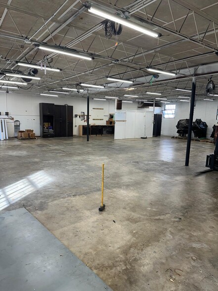 More Photos Of 4868 Victor St, Jacksonville Manufacturing For Lease