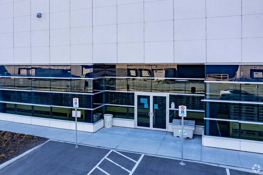 More Photos Of 1672 Tricont Ave, Whitby Distribution For Lease