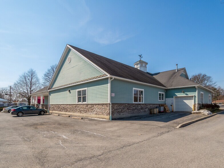 More Photos Of 4170 Albany Post Rd, Hyde Park Freestanding For Sale