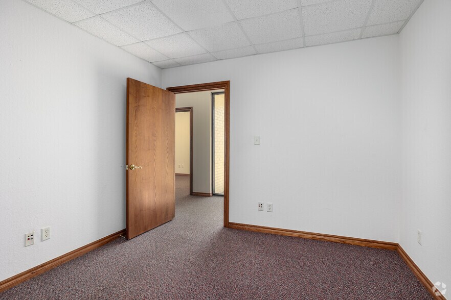More Photos Of 2425 Wilcox Dr, Norman Office For Sale