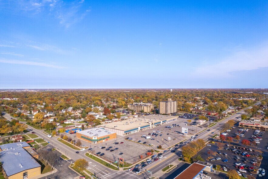 More Photos Of 2614-2678 W Golf Rd, Glenview General Retail For Lease