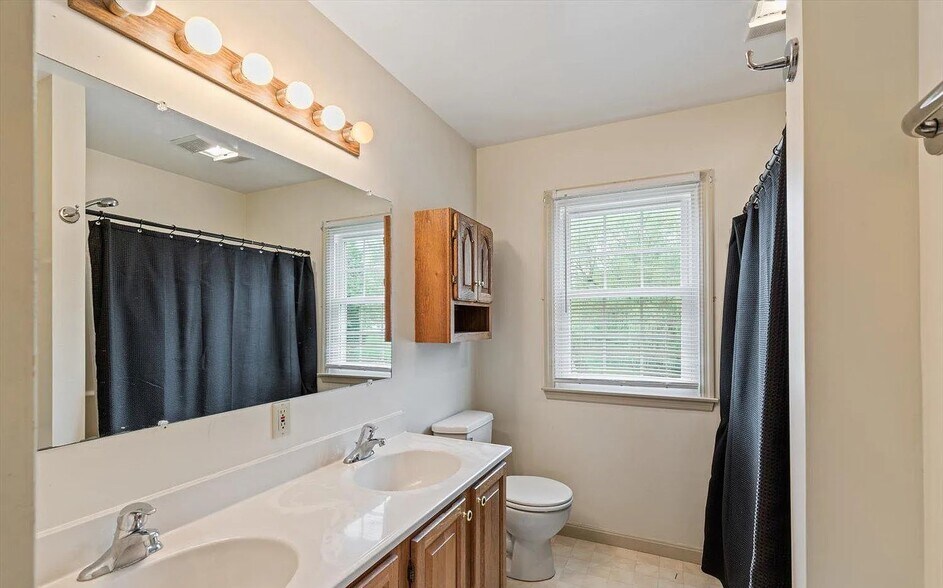 More Photos Of 585 Westbrooke Dr, Elizabethtown Specialty For Sale