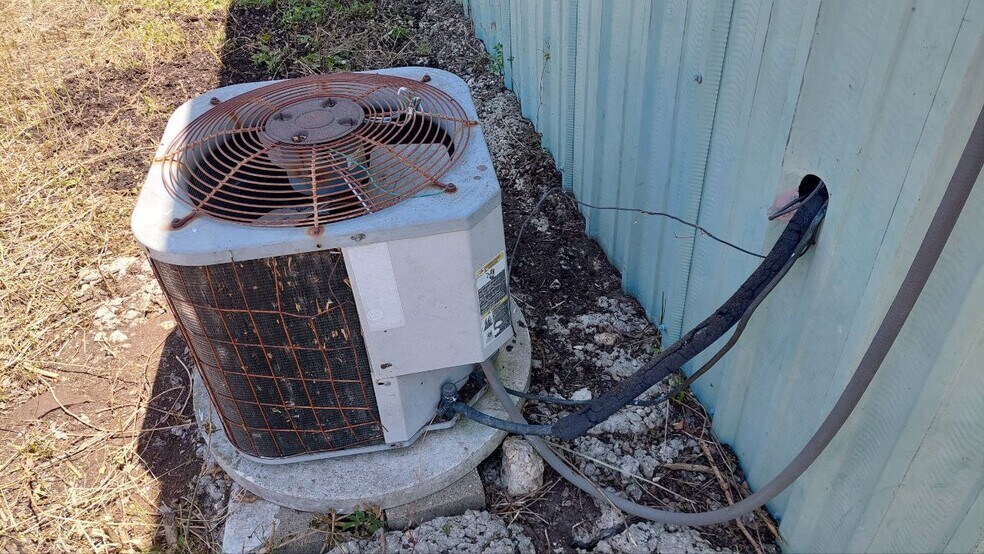 More Photos Of 610 New York St, Navasota Flex For Lease