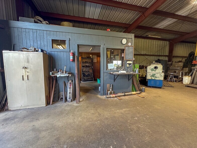 More Photos Of 4133 Loop 343, Rusk Manufacturing For Sale