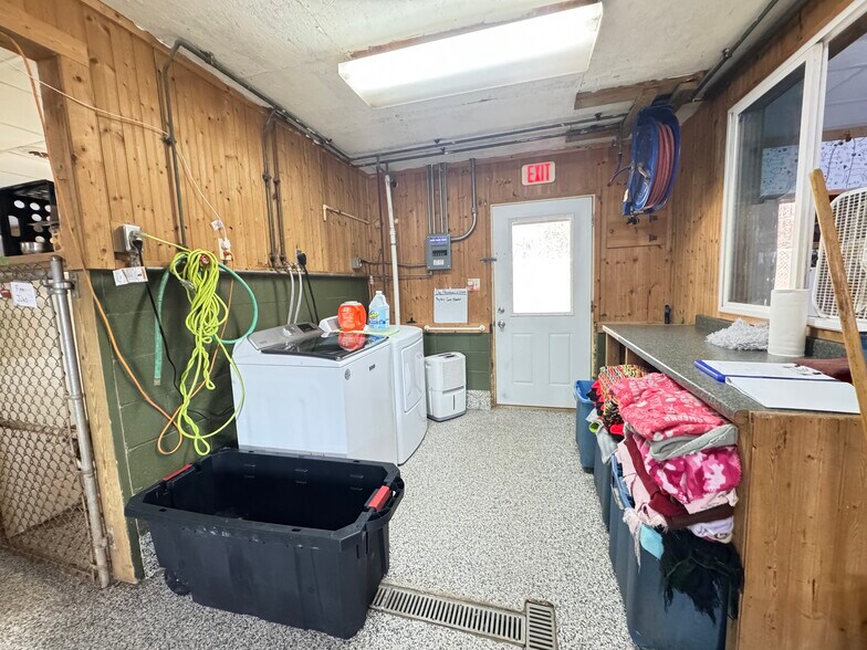 More Photos Of 2350 Highway 17 S, Rhinelander Veterinarian Kennel For Sale