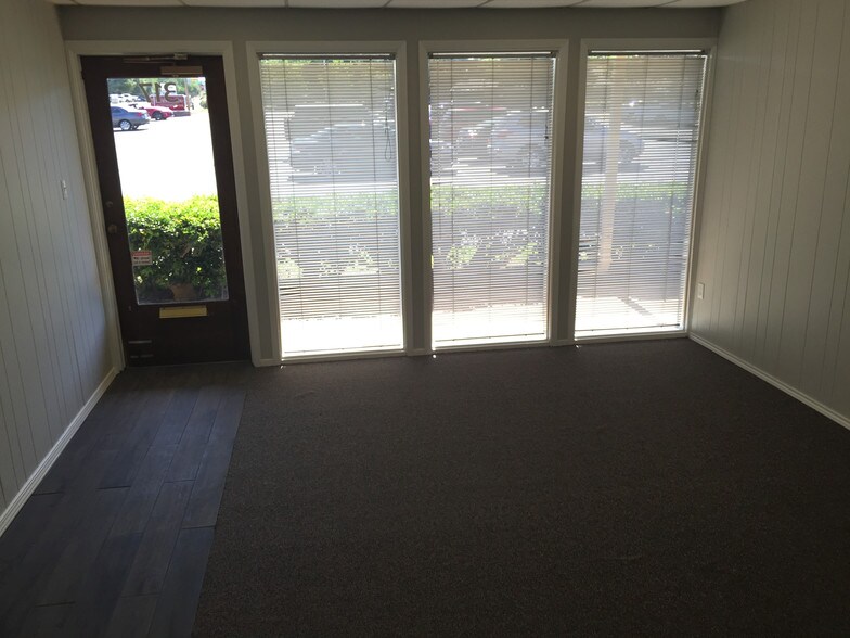 More Photos Of 951 W Pipeline Rd, Hurst Office For Lease