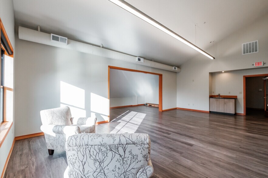 More Photos Of 755 SE College Way, Newport General Retail For Sale