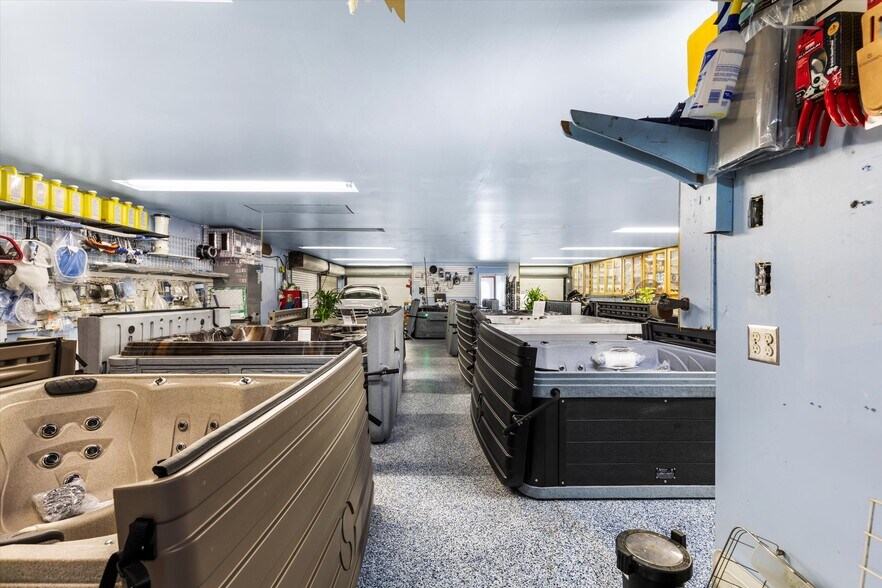 More Photos Of 10699 Aviation Blvd, Marathon General Retail For Sale