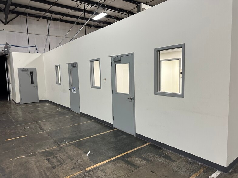 More Photos Of 2111 E 17th St, Des Moines Warehouse For Sale