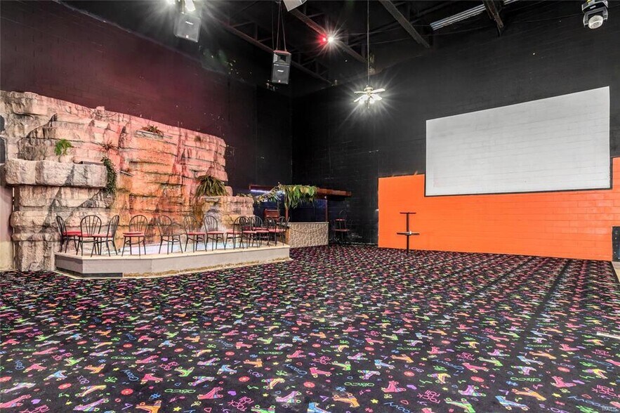 More Photos Of 512 Old Route 66, Saint Robert Showroom For Sale