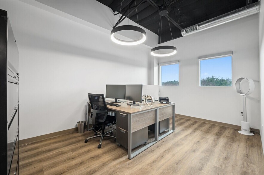 More Photos Of 3821 Juniper Trce, Austin Loft Creative Space For Sale